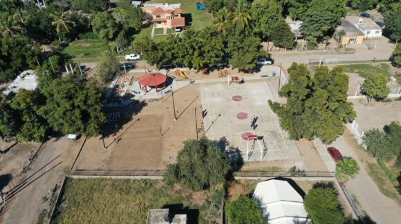 Estrenan familias de Agua Blanca, Guasave, Sinaloa, parque con palapa, juegos y cancha de voleibol
