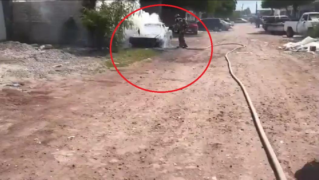 Se incendia carro en la Tepeca en Los Mochis