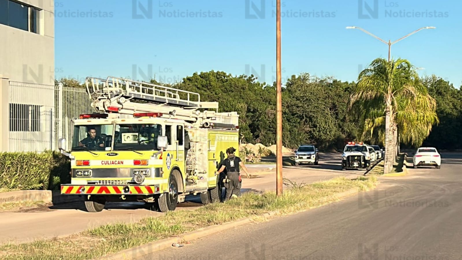 Incendio en colegio moviliza a cuerpos de emergencia al norte de Culiacán