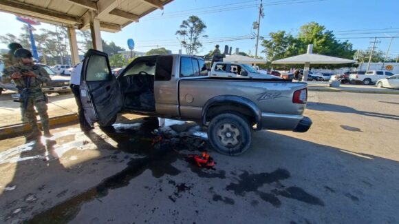 Incendio de camioneta en estacionamiento moviliza a cuerpos de emergencia en Mazatlán, Sinaloa