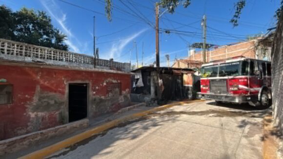 ¡Se le sale de control! Vecino de Villa Unión, Mazatlán, Sinaloa, provoca incendio de maleza en El Tronconal