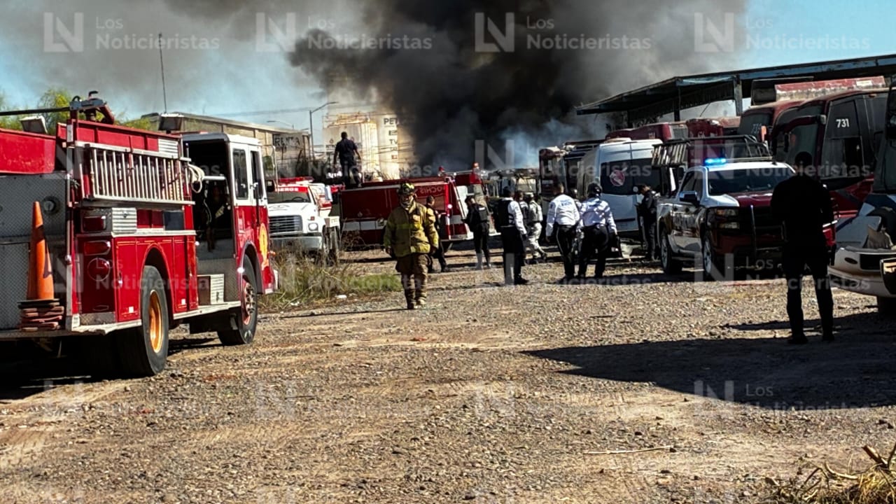 Incendio en pensión de camiones en Los Mochis