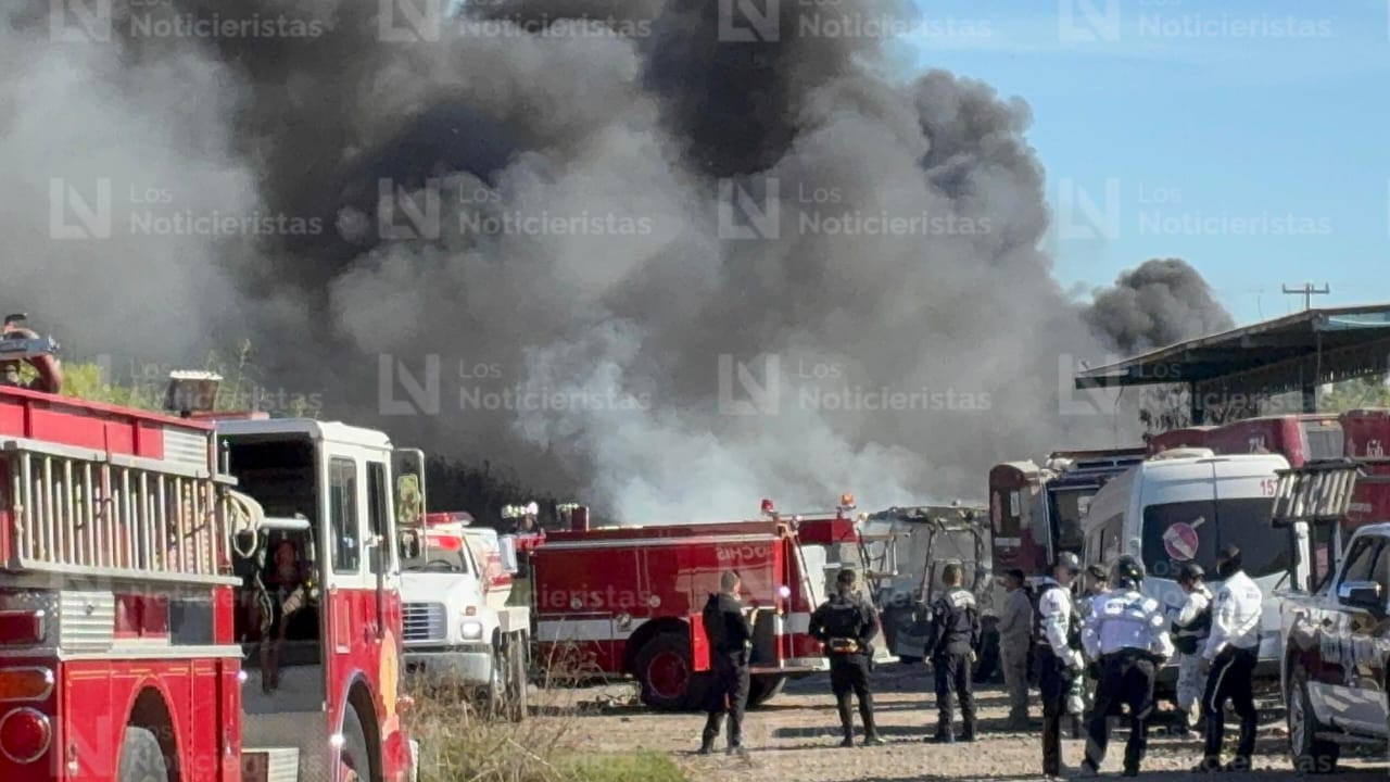 Incendio en pensión de camiones en Los Mochis