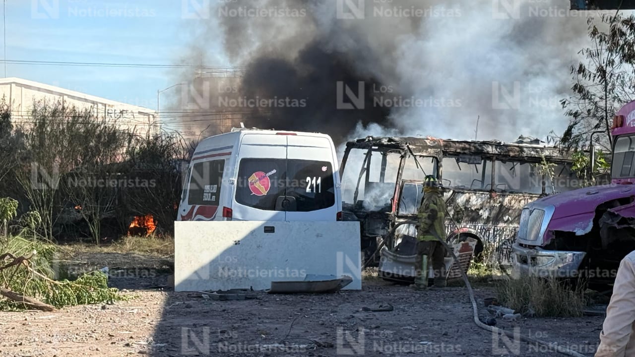 Incendio en pensión de camiones en Los Mochis