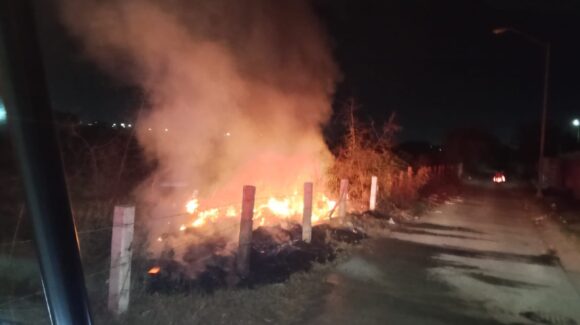 En un solo día, Bomberos de Mazatlán, Sinaloa, combaten 11 incendios en lotes baldíos; hacen llamado a la ciudadanía