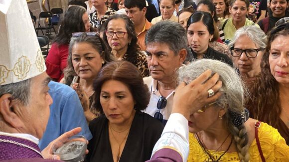 Inicia la Cuaresma, católicos acuden a Catedral para la imposición de Ceniza este miércoles 18 de febrero