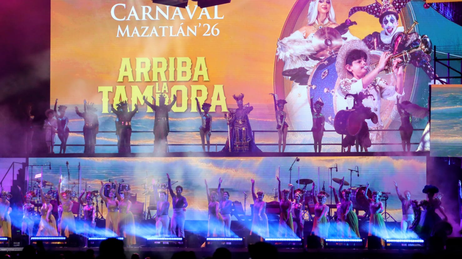 Javier Osuna "El Chiras" es coronado como Rey de la Alegría en el Carnava de Mazatlán