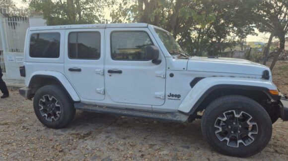 En medio de la búsqueda de mineros desaparecidos en Concordia, Sinaloa, aseguran una Jeep Wrangler, arma y 120 cartuchos
