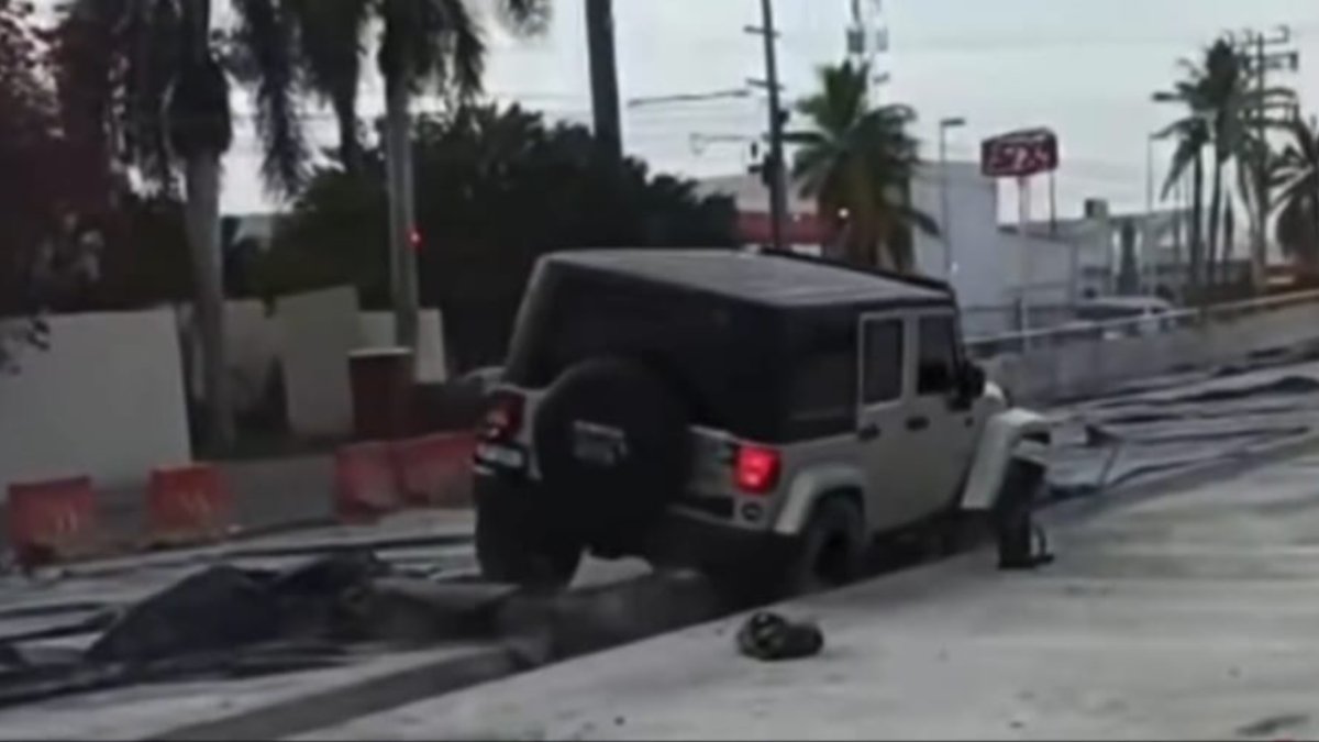 Jeep Rubicon se atasca en puente en construcción en Mazatlán