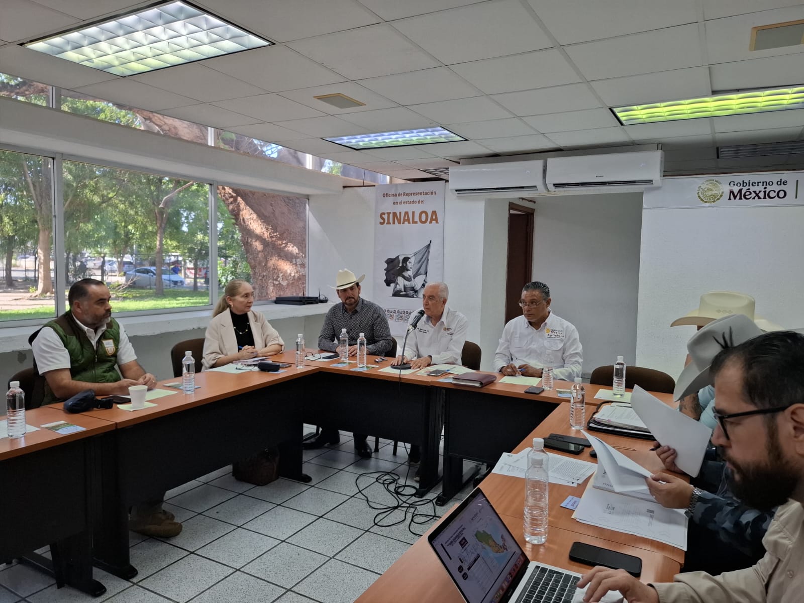José Alfredo Sáinz Aispuro, presidente de la UGRS en la reunión con el delegado de la Secretaría de Agricultura y Desarrollo Rural en Sinaloa, Jesús Vega Acuña