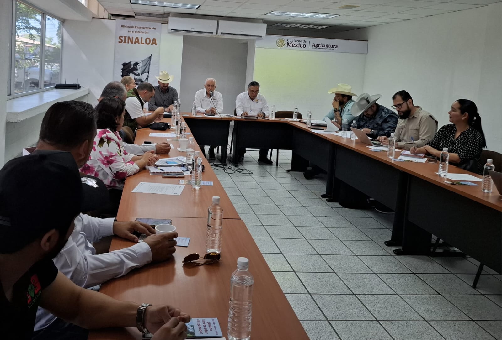 José Alfredo Sáinz Aispuro, presidente de la UGRS en la reunión con el delegado de la Secretaría de Agricultura y Desarrollo Rural en Sinaloa, Jesús Vega Acuña
