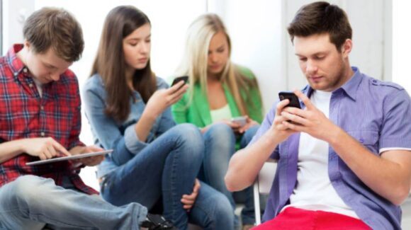 Estudio alerta: uso excesivo de redes sociales provoca “epidemia de soledad” en jóvenes de EE.UU.