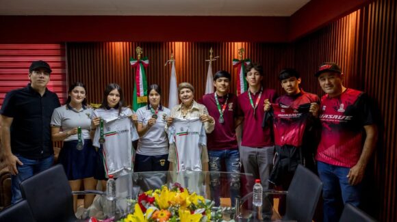 En Guasave, Sinaloa se recibe a los jóvenes premiados con medalla en el campeonato Nacional de Pista