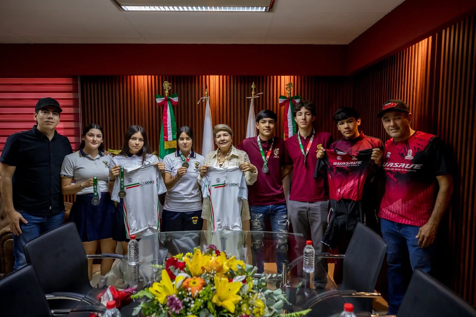 Jóvenes premiados con medalla en el campeonato Nacional de Pista