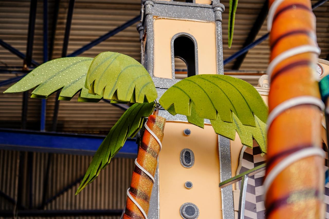 Kreatos avanza en carros alegóricos y marionetas monumentales que desfilarán en el Carnaval de Mazatlán
