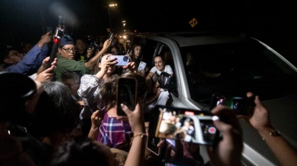 ‘Me siento muy bien recibida’, llega Claudia Sheinbaum a Mazatlán, Sinaloa; saluda a la gente al arribar