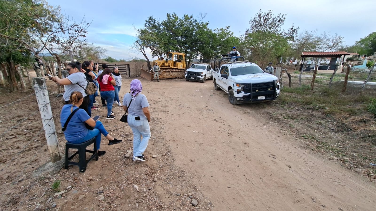 Llegan colectivos de búsqueda de Mazatlán a sitio donde procesan fosa en El Verde, Concordia