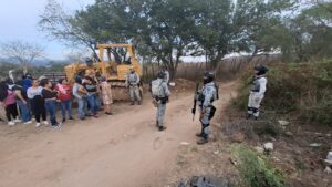 Llegan colectivos de búsqueda de Mazatlán a sitio donde procesan fosa en El Verde, Concordia
