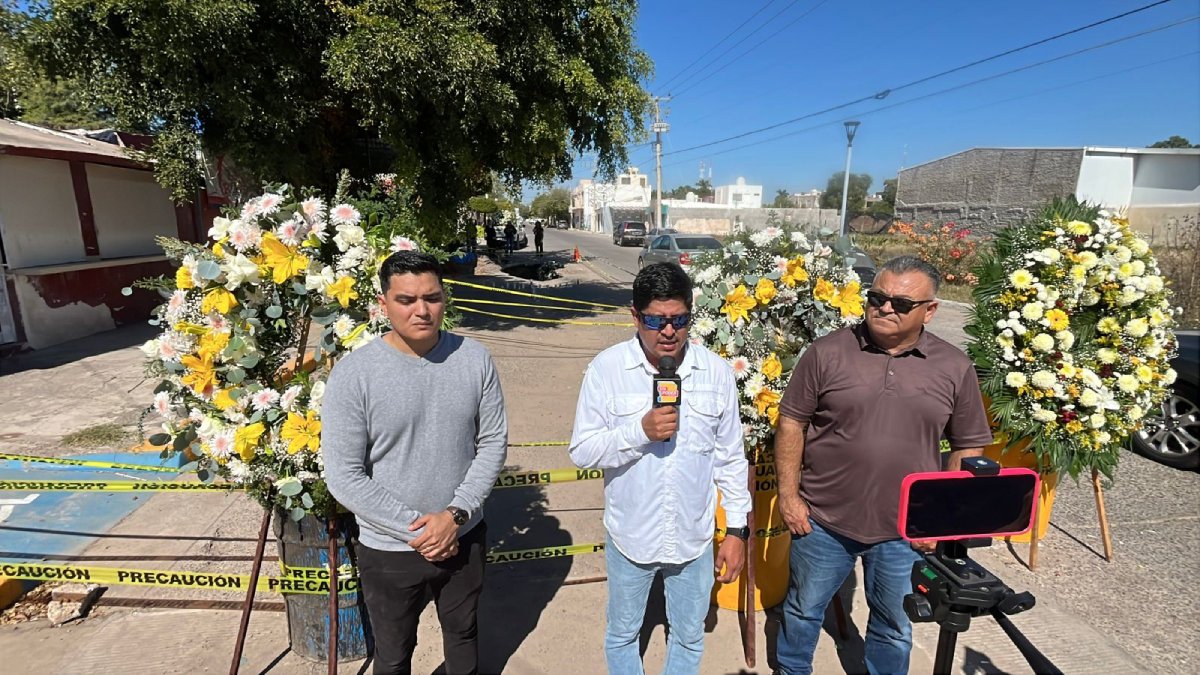 llevan coronas al lugar del accidente del profesor e investigador del ciidir sinaloa pindaro alvarez asisten