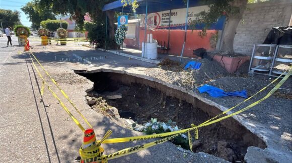Tras accidente que acabó con la vida de profesor del Ciidir anuncia alcaldesa reparación de socavón en la Juan Carrasco de Guasave, Sinaloa