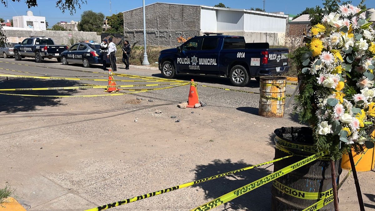 llevan coronas al lugar del accidente del profesor e investigador del ciidir sinaloa pindaro alvarez transito