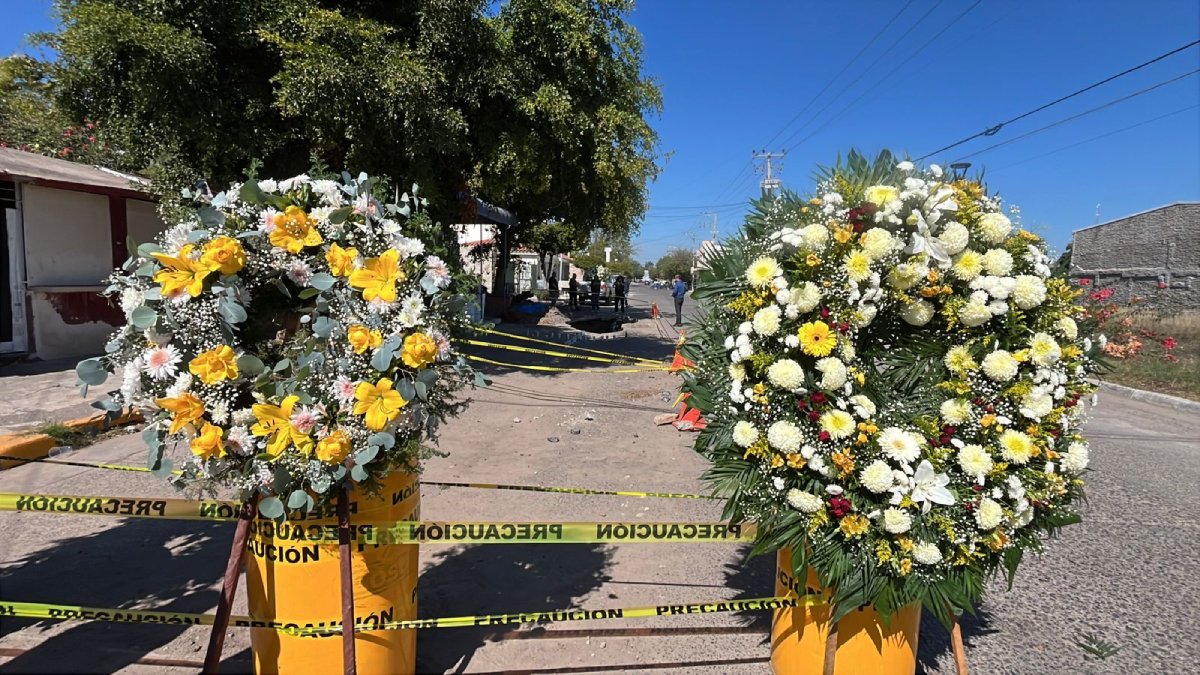 llevan coronas al lugar del accidente del profesor e investigador del ciidir sinaloa pindaro alvarez