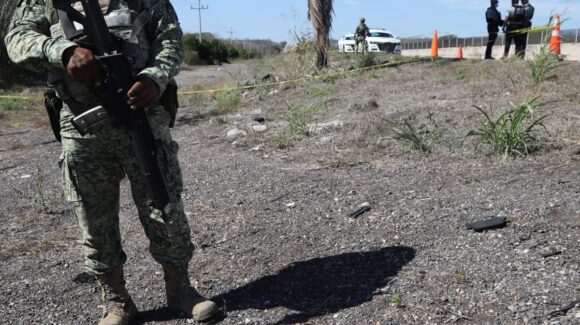 Localizan cuerpo envuelto en cobija en la autopista Mazatlán-Culiacán en San Ignacio, Sinaloa