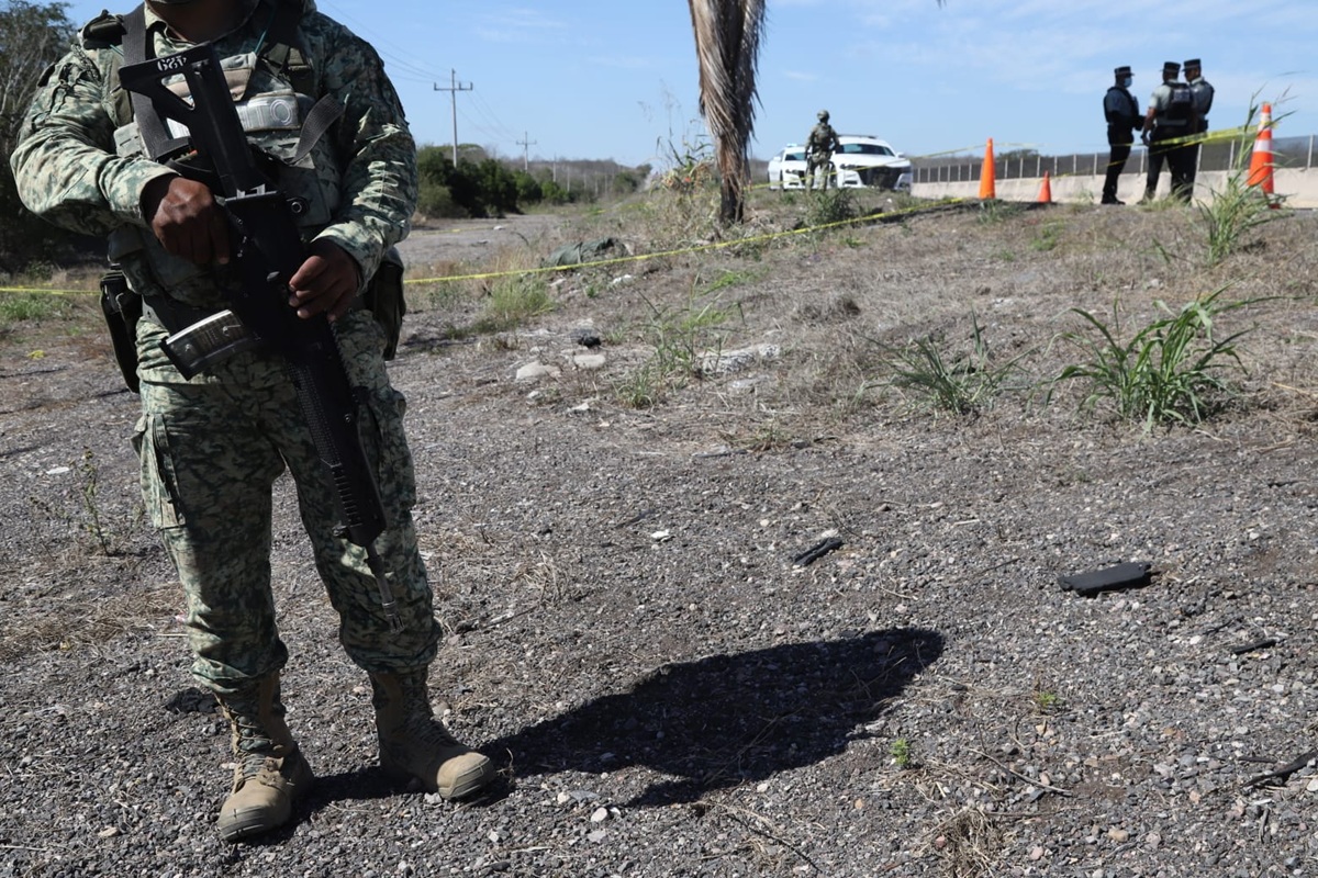 Localizan cuerpo envuelto en cobija en autopista Mazatlán-Culiacán, en San Ignacio