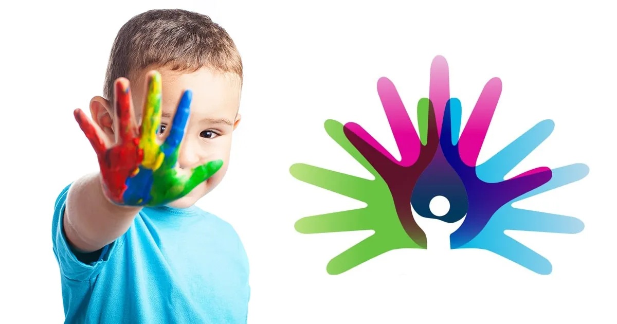 Logotipo de Enfermedades Raras. Niño con la mano pintada