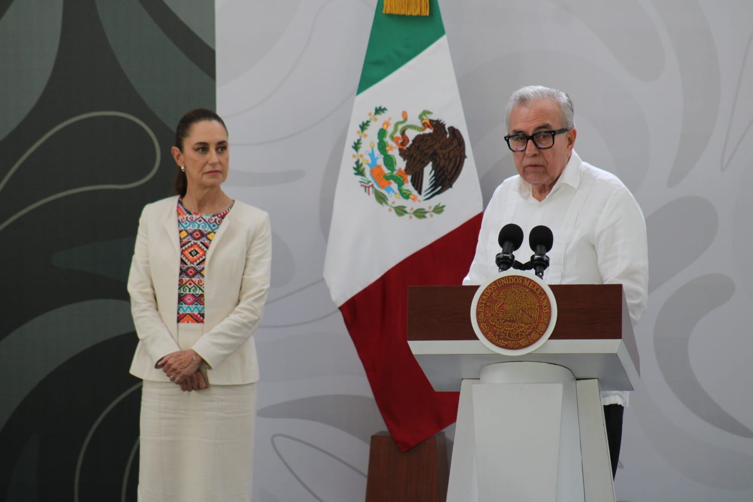 Claudia Sheinbaum y Rcha Moya en la mañanaera en Mazatlán, Sinaloa