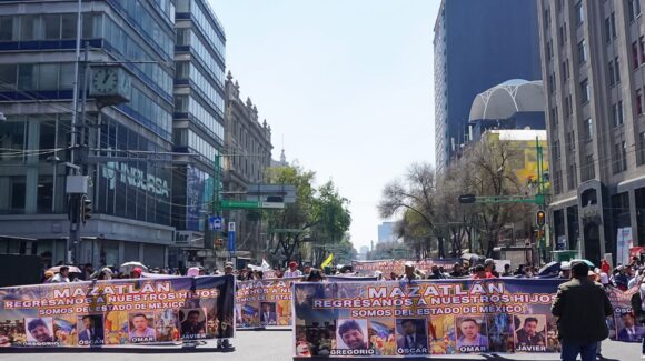 ‘Se hacen escuchar en CDMX’ familiares de los cuatro turistas desaparecidos en Mazatlán, Sinaloa protestan en el Eje Central