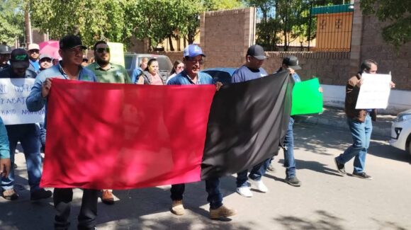 Trabajadores de JAPAF realizan marcha en calles de El Fuerte a una semana de estallar la huelga, se plantan en el arco