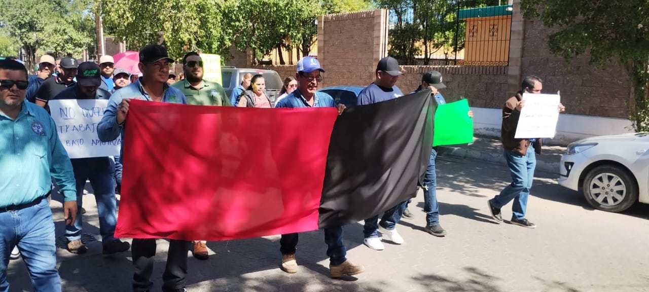 Trabajadores de JAPAF realizan marcha en calles de El Fuerte