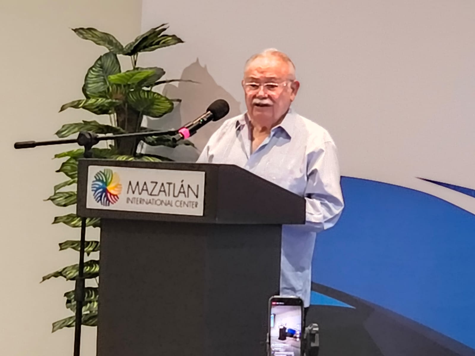 Manuel Díaz Salazar imparte conferencia en Coparmex Mazatlán