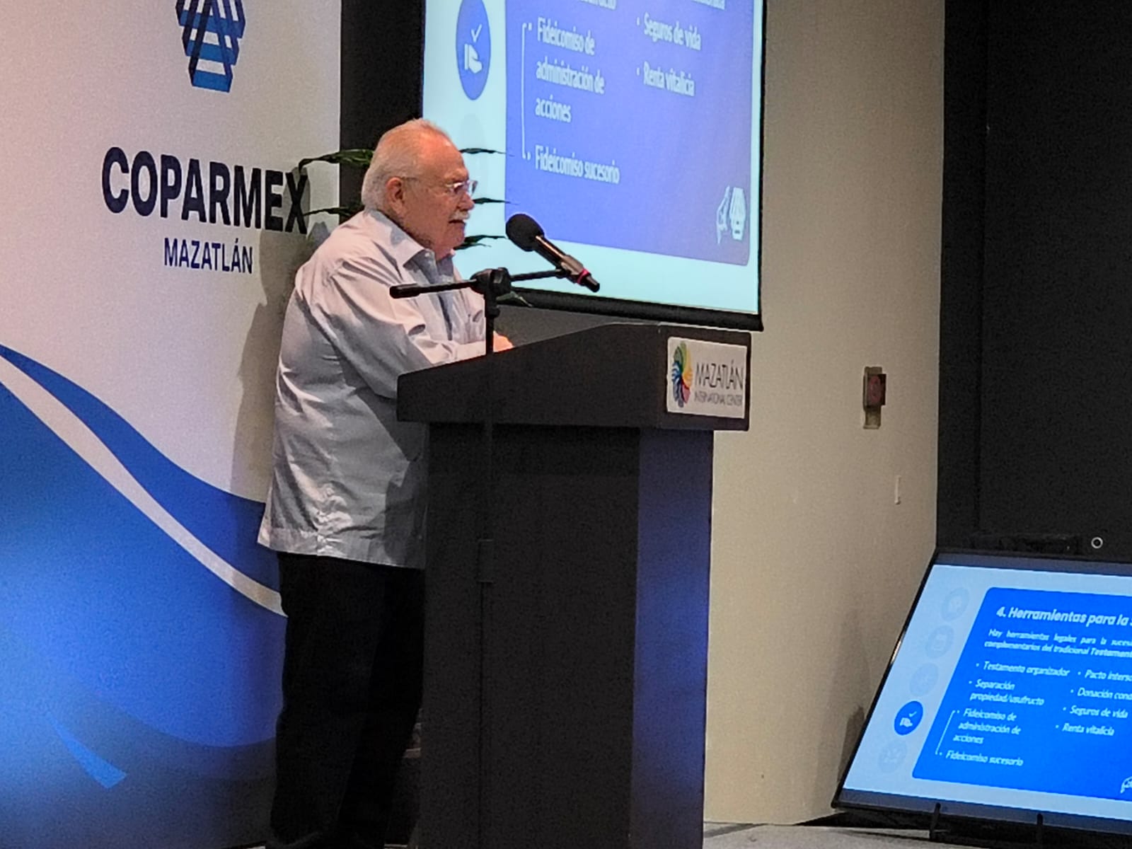 Manuel Díaz Salazar imparte conferencia en Coparmex Mazatlán