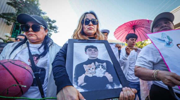 Llueven pétalos blancos durante marcha para exigir justicia para Ricardo Mizael y paz para Culiacán