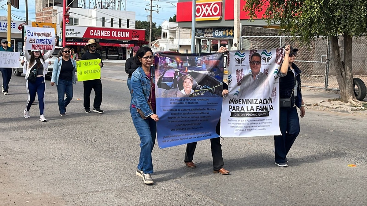 Marcha por el fallecimiento del profesor Píndaro en Guasave