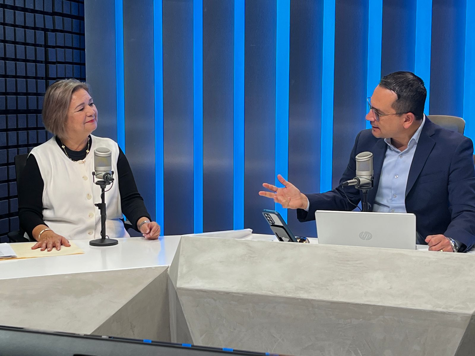 María Teresa Flores Heredia, directora del Instituto Municipal de Arte y Cultura de Ahome en entrevista con Omar de la Rocha