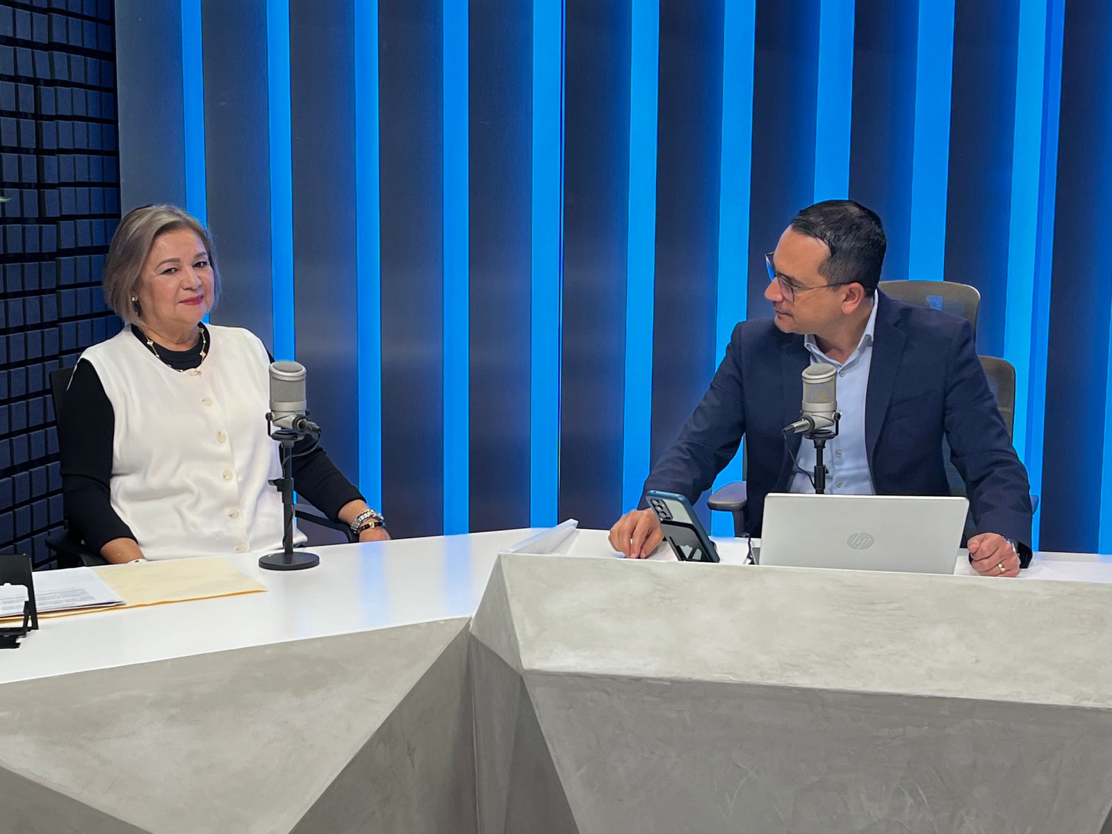 María Teresa Flores Heredia, directora del Instituto Municipal de Arte y Cultura de Ahome en entrevista con Omar de la Rocha