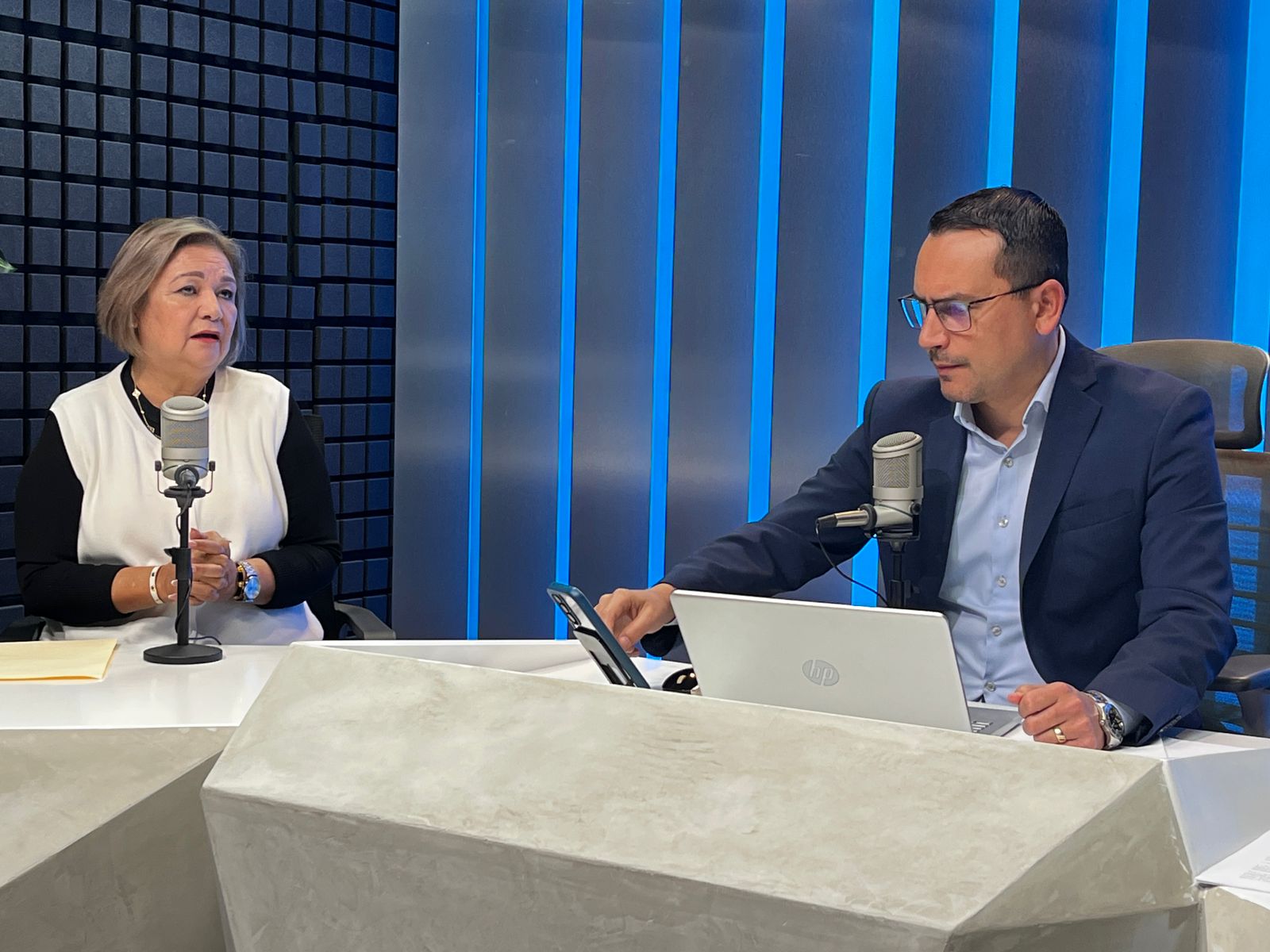 María Teresa Flores Heredia, directora del Instituto Municipal de Arte y Cultura de Ahome en entrevista con Omar de la Rocha