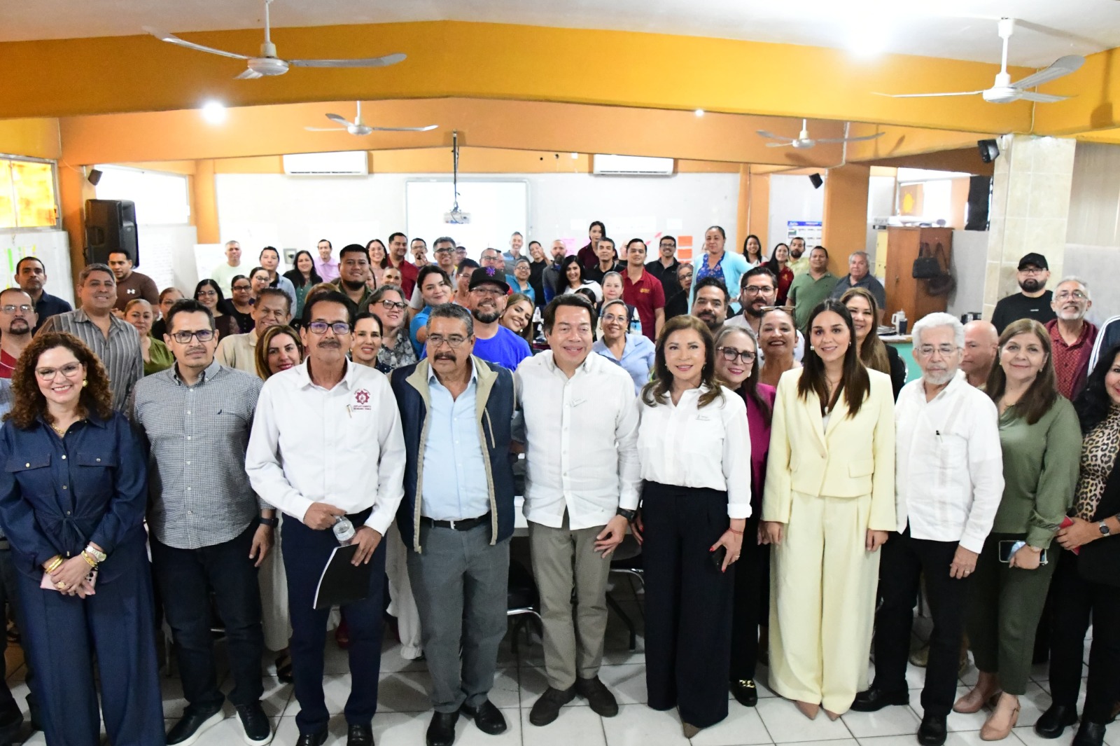 Mario Delgado Carrillo en sesión del Consejo Técnico Escolar