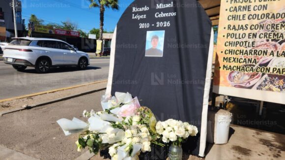Colocan memorial urbano con rosas blancas donde fue asesinado Ricardo Mizael, el niño de los gatitos, en Los Ángeles de Culiacán, Sinaloa