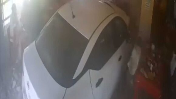 ¡Pudo ser una tragedia mayor! A punto de atropellar a un menor auto que ingresó a birriería tras choque en Guasave, Sinaloa