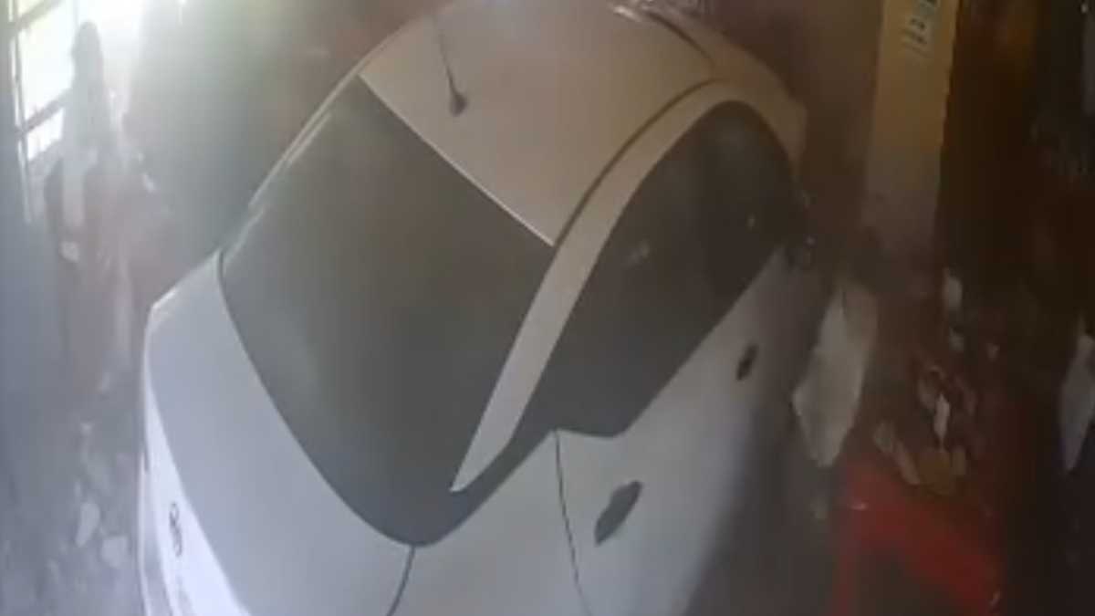 menor casi es atropellado por carro en birrieria de guasave