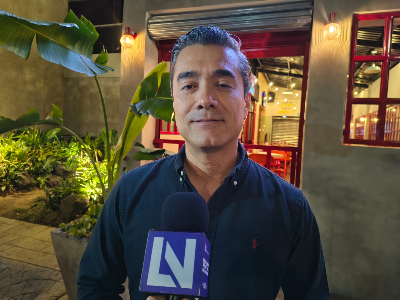 Moisés Vega, socio del Expendio "Cervecería popular" en Mazatlán