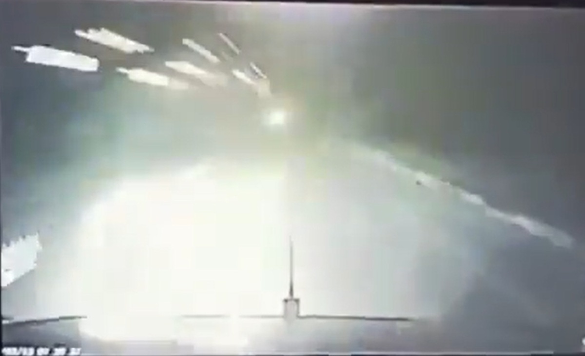 Momento exacto del choque de camión de pasajeros y tráiler en Sonora