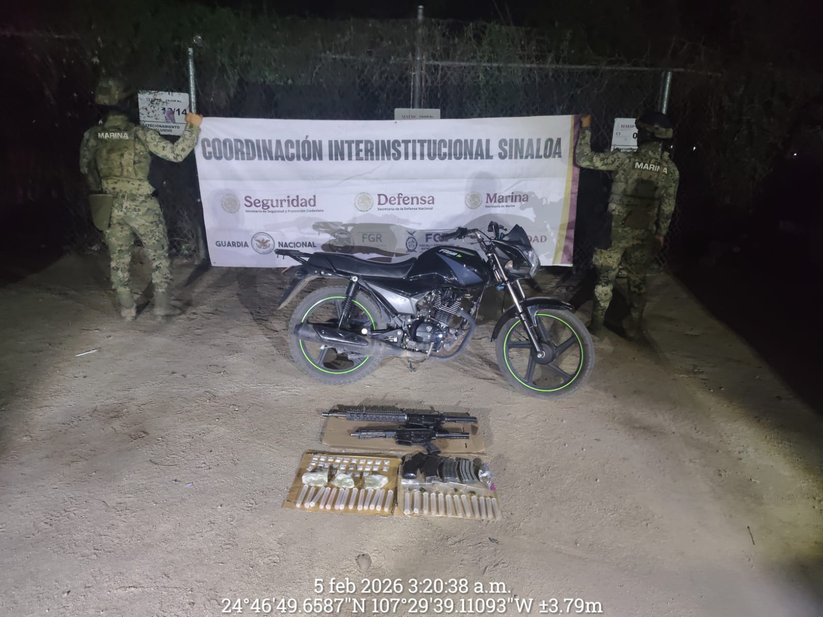 Moto y armamento asegurado en Sinaloa