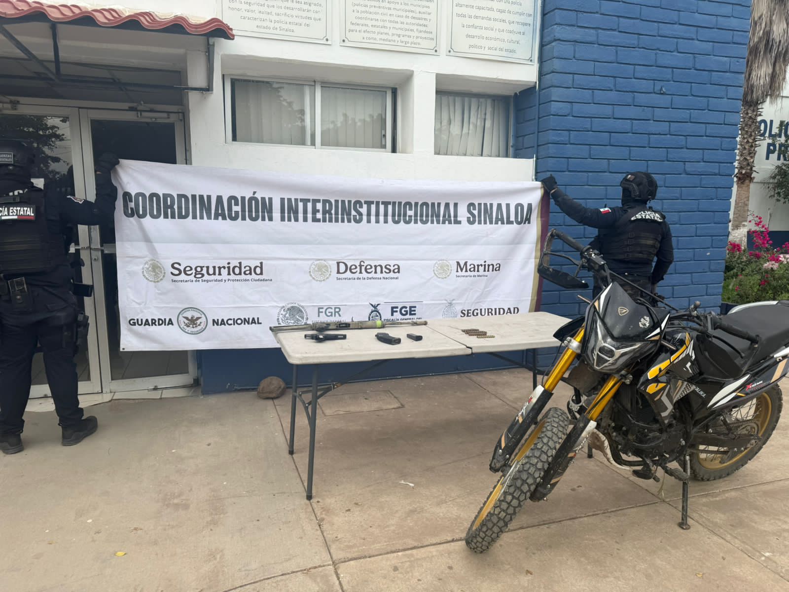 Moto y armas aseguradas en Navolato, Sinaloa
