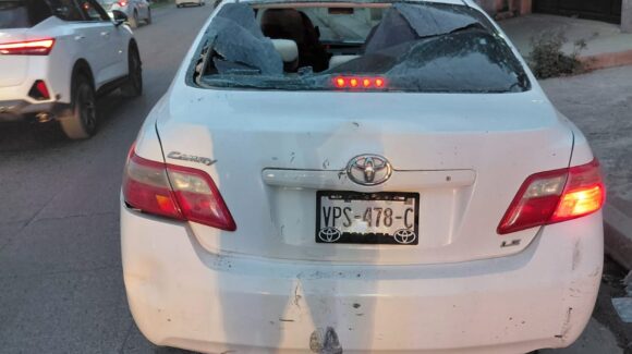 Motociclista termina dentro de un vehículo tras impactarse por alcance en la Tabachines 2 en Los Mochis, Sinaloa