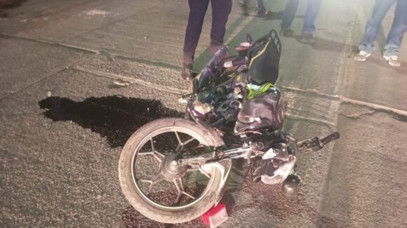 Motociclista lesionado tras choque contra camioneta en la colonia Del Bosque de Guasave, Sinaloa